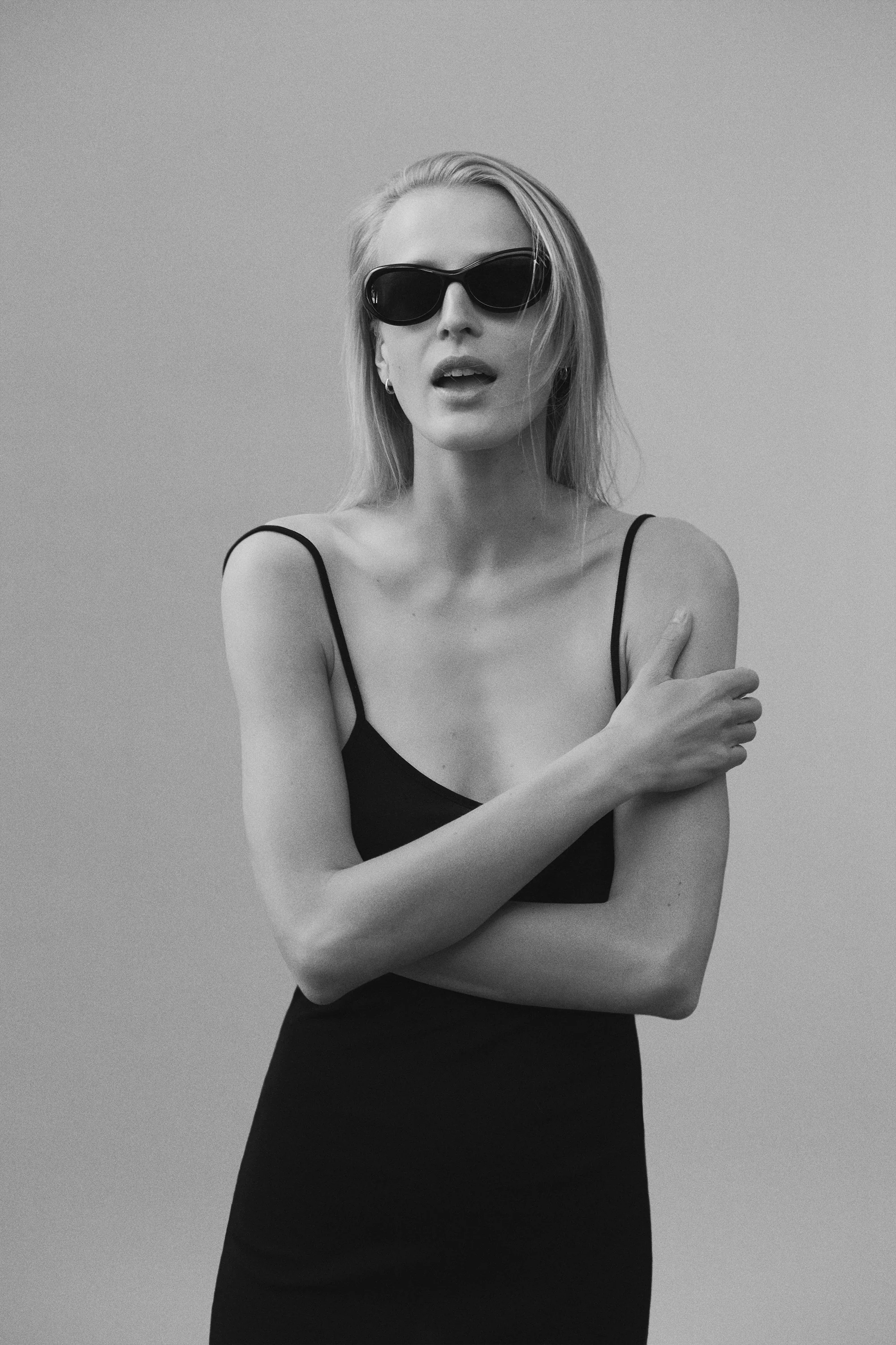 BLACK JEAN SUNGLASSES - Image 3