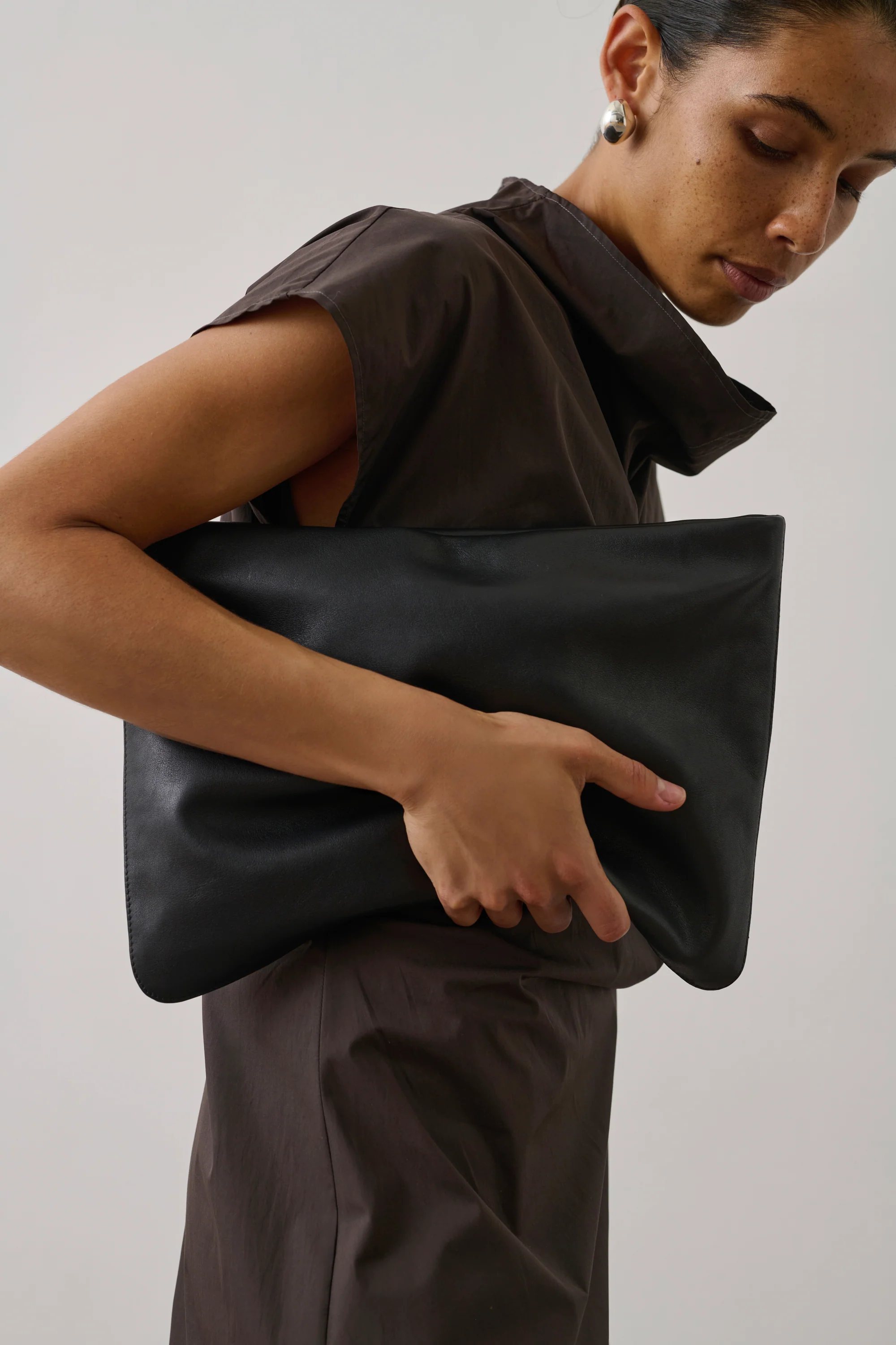 BLACK DARLEEN CLUTCH - Image 2